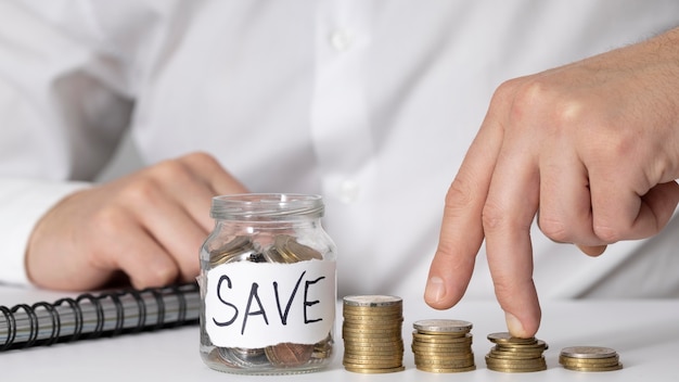 Bình tiết kiệm với biểu đồ được tạo ra từ tiền xu